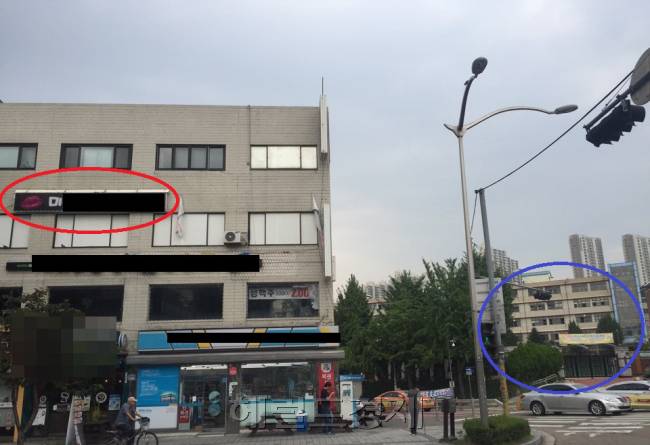[사진설명=초등학교 정문(파란색 원)에서 횡단보도를 건너자마자 위치한 M 키스방(빨간색 원)은 수년째 간판만 바꿔 달며 성업 중이다. 사진=김진원 기자/jin1@heraldcorp.com]