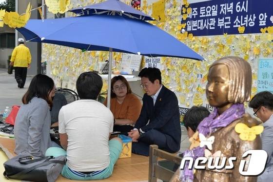 일본대사관 앞 평화의 소녀상을 지키고 있는 대학생을 만나고 있는 이재명 성남시장.(성남시 제공)© News1