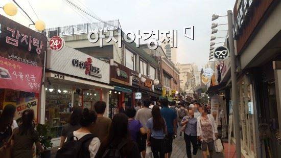 9일 오후6시쯤 서울 동작구 노량진 고시촌에서 수업이 끝난 공시생들이 저녁을 먹으러 가고 있다.  사진=금보령 기자