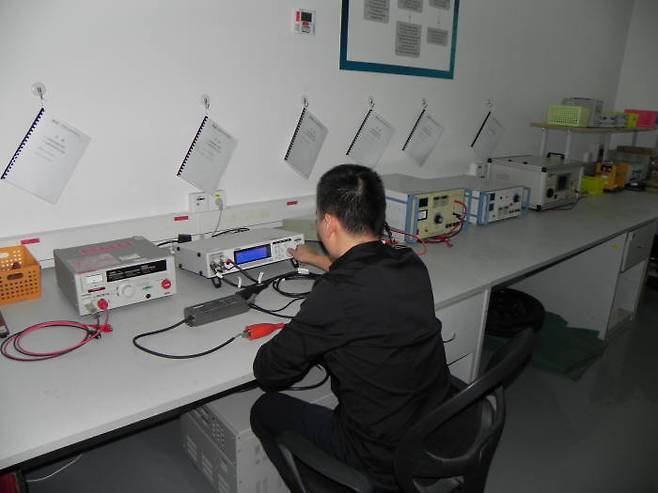 KTL 중국 시험소 직원이 전기전자분야 테스트 장비를 만지고 있다.