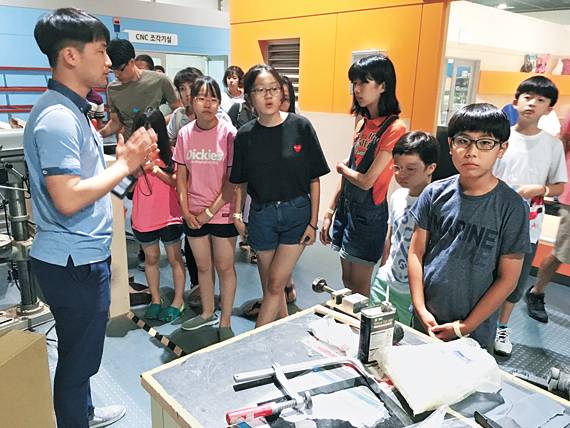 영 메이커들이 국립과천과학관 무한 상상실을 견학하고 있다.
