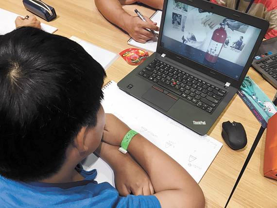 무엇을 만들지 고민하며 관련 영상을 찾아보고 있는 박태근 도전자.