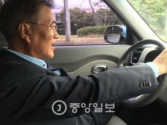 더불어민주당 문재인 전 대표가 11일 광주를 방문해 기아차 광주공장에서 생산한 `쏘울` 전기차를 직접 운전하고 있다.