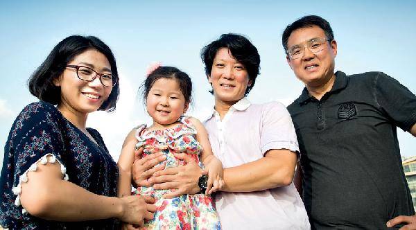 [월간산](왼쪽부터) 곽 씨와 딸 봄이, 중동고 은인인 박재우씨와 이명호씨.