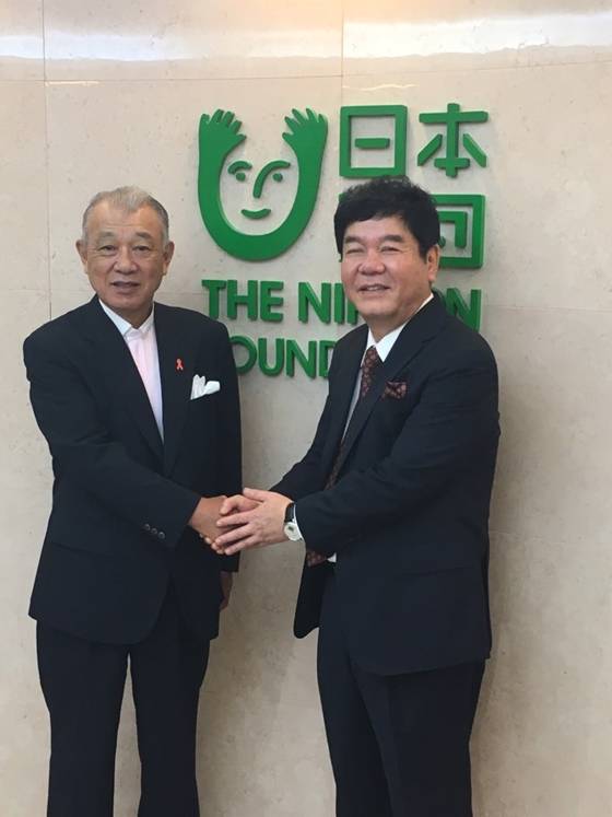 사사가와 회장과 심형래 감독(오른쪽) / 사진제공=픽쳐랜드