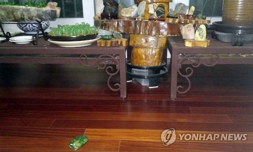 부산에서도 지진 피해     (서울=연합뉴스) 12일 저녁 경주에서 규모 5.1 지진이 발생한 가운데 부산 금정구의 한 가정집에 놓여 있던 장식장에서 장식용 돌멩이가 떨어지는 등 피해가 있었다.   [독자 제공=연합뉴스]