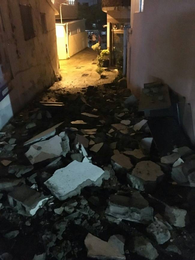 12일 오후 7시 44분과 8시 32분 경 경북 경주시 인근을 강타한 지진으로 발생한 피해 사진 [사진=트위터리안 ‘긍정왕 불뱅’이 올린 사진 캡쳐]