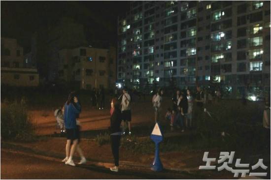 12일 오후 연이은 지진에 놀란 울산시민들이 집 주변을 서성이고 있다. (사진=반웅규 기자)
