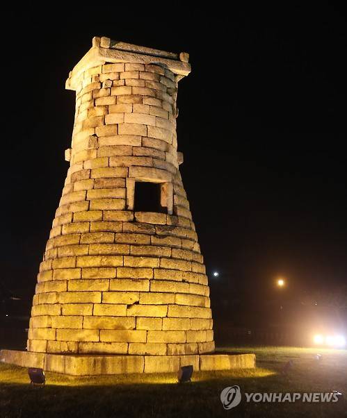 (경주=연합뉴스) 김준범 기자 = 12일 오후 규모 5.8의 지진이 발생했지만 경북 경주 첨성대에는 피해가 없는 것으로 알려졌다. 2016.9.12