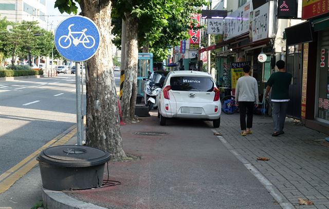 대전시 중구의 보행자 겸용 자전거도로. 불법 주차된 차가 통행을 막고 있다.