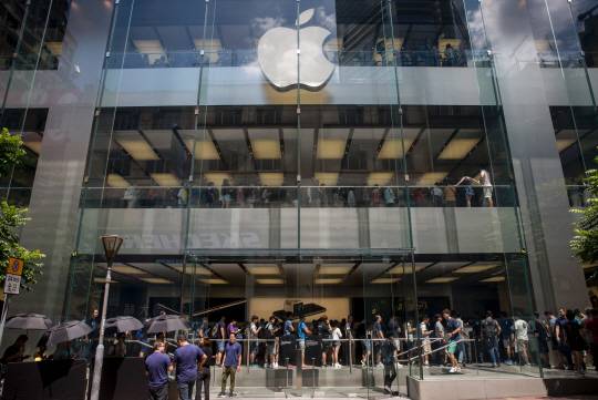 아이폰7 출시일을 맞아 홍콩 애플 스토어에 애플마니아들의 줄이 길게 늘어서 있다. /홍콩=AFP연합뉴스