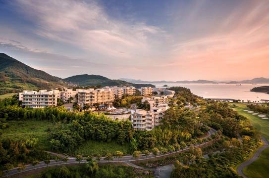 드론으로 촬영한 힐튼 남해 골프 앤 스파 리조트 전경. /힐튼 남해 제공