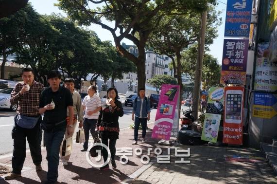 중국인 단체 관광객이 제주 시내를 관람하고 있다. [중앙포토]