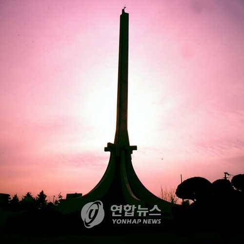 구미공단을 상징하는 수출산업의 탑. [연합뉴스 자료 사진]