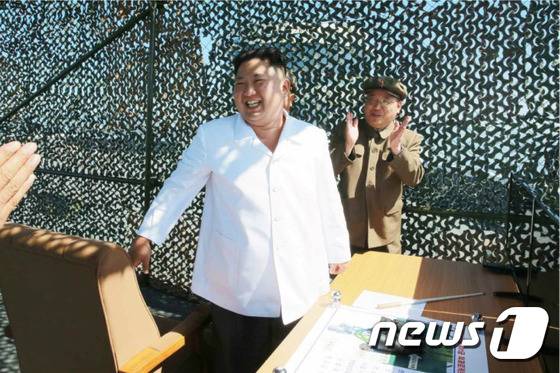 북한 노동신문은 20일 김정은 북한 국무위원장이 참관한 가운데 정지위성 로켓용 분출시험에 성공했다고 보도했다. (노동신문) 2016.9.20/뉴스1 © News1 추연화 기자