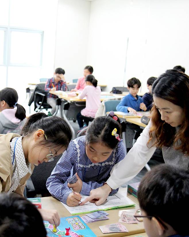 비영리 사단법인 청소년금융교육협의회에서 제공하는 용돈 교육 프로그램에 참석한 아이들이 용돈기입장 쓰는 법을 포함한 용돈관리법에 대해 배우고 있다. 청소년금융교육협의회 제공