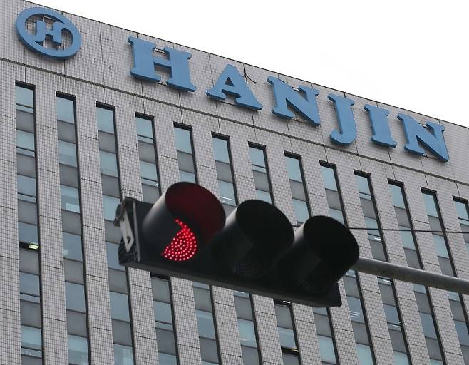 금융감독원이 20일 국책은행과 시중은행에 한진그룹 계열사의 여신 현황을 제출하라고 통보하며 그룹 전반의 재무상태 확인에 나섰다. 사진은 지난 8월 30일 오후 서울 여의도 한진해운 사옥.  박종식 기자 anaki@hani.co.kr