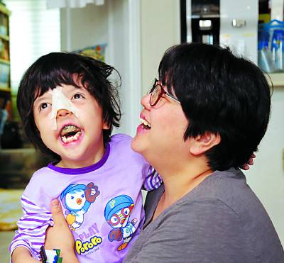 엄마 이영미 집사와 딸 황가연양이 활짝 웃고 있다. 이 집사는 “한치 앞도 내다볼 수 없는 삶을 살고 있지만 가연이가 담대하게 인내해주고 있어 감사하다”고 말했다. 밀알복지재단 제공