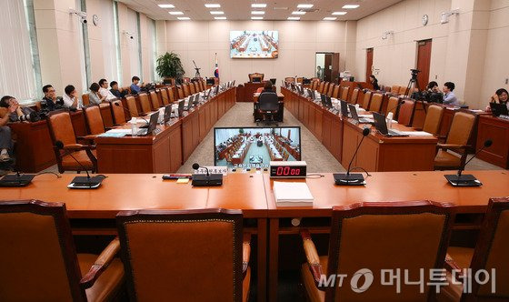 1일 오전 서울 여의도 국회에서 조윤선 문화체육관광부 장관 후보자 인사청문경과보고서 채택의 건을 논의하는 교육문화체육관광위원회가 오후로 연기되고 있다.전날인 31일 청문회는 교문위 소관 추경안 단독 처리에 불만을 표시한 여당의원들의 불참 속에 진행됐다. 2016.9.1/뉴스1  <저작권자 © 뉴스1코리아, 무단전재 및 재배포 금지>