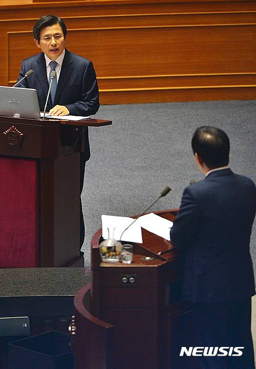 【서울=뉴시스】배훈식 기자 = 황교안 국무총리가 20일 오전 서울 여의도 국회 본회의장에서 대정부 질문에 참석해 답변하고 있다. 이날 대정부 질문에는 황 총리를 비롯해 박인용 국민안전처 장관, 조윤선 문화체육관광부 장관, 김재수 농림축산식품부 장관 등이 참석했다. 2016.09.20.    dahora83@newsis.com