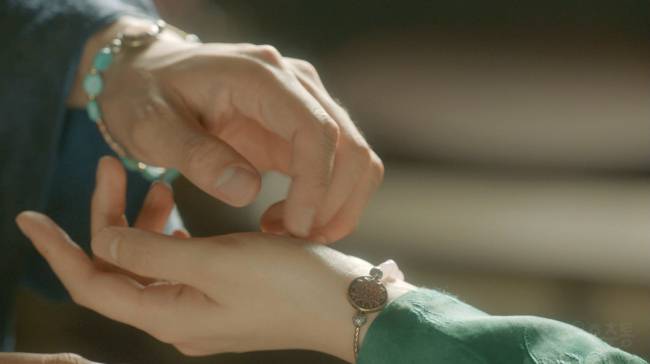 [사진= KBS 2TV 월화드라마 ‘구르미 그린 달빛’ 8회에서 주인공 이영(박보검)이 라온(김유정)에게 커플팔찌를 선물하는 장면 / ’후추통’ 제공 이미지]