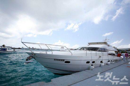 럭셔리 보트로 35분 이동해 도착하는 오젠 (사진=온라인몰디브 제공)