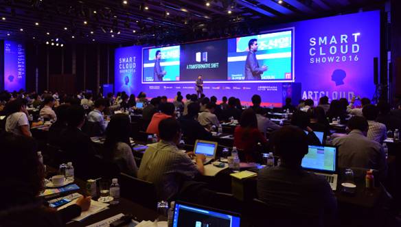 ‘플랫폼 혁명’의 저자인 상지트 폴 초우더리가 스마트클라우드쇼 2016의 둘째날인 9월 22일 기조강연자로 나서 플랫폼 혁명이 4차 산업혁명의 핵심인 이유에 대해 설명하고 있다. / 조선비즈 DB