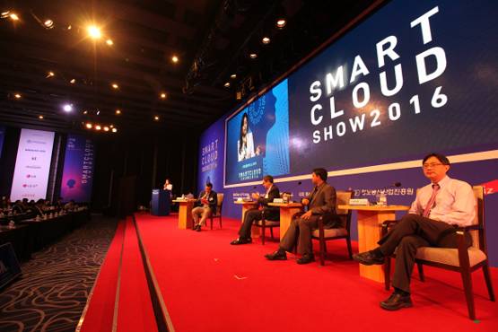 이한주 스파크랩 대표가 22일 서울 중구 소공동 웨스틴 조선 호텔에서 열린 ‘스마트클라우드쇼 2016’에서 ’IoT 시대의 빅피쳐와 새로운 기회들’이란 주제로 대담을 진행하고 있다. / 조선비즈 DB