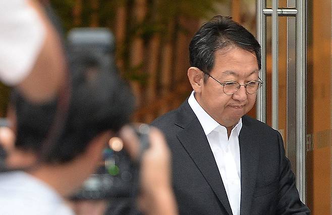 감찰 내용을 유출한 혐의로 검찰 수사를 받고 있는 이석수 특별감찰관이 지난 8월29일 오후 서울 종로구 청진동 특별감찰관실을 나서고 있다.  공동취재사진
