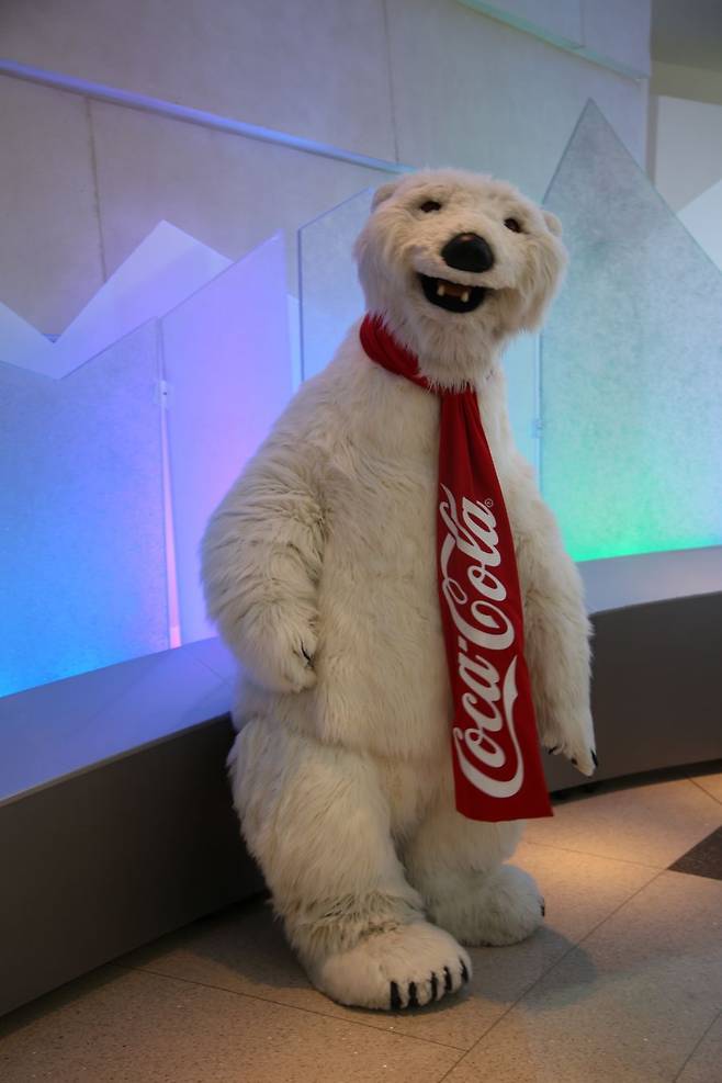 월드 오브 코카콜라에선 코카콜라의 마스코트, 북극곰도 만날 수 있다.