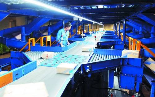 경기도 김포 고촌읍에 위치한 CJ대한통운의 한 택배터미널에서 택배를 자동으로 분류해주는 휠소터가 가동되고 있다. CJ대한통운은 2018년까지 200여곳의 서브터미널에 휠소터를 설치해 택배분류를 완전 자동화하기로 했다. CJ대한통운 제공