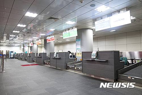 【서울=뉴시스】서울 삼성동 무역센터와 서울역에 마련된 도심공항터미널에서는 인천공항을 출발하는 국제선 항공편의 사전 탑승수속과 출국심사 등 여객들의 편의를 위한 다양한 서비스가 제공되고 있다. 사진은 서울역 도심공항터미널. 2017.08.02.(사진=코레일 제공)   photo@newsis.com