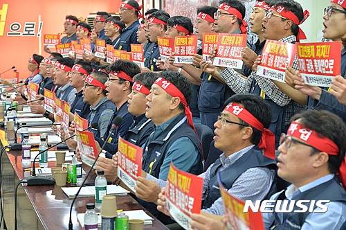 【서울=뉴시스】김선웅 기자 = 20일 오전 서울 중구 전국금융산업노동조합 투쟁상황실에서 열린 '10만 금융노동자 9.23 총파업 돌입 기자회견'에서 금융노조 지도부가 구호를 외치고 있다.   이날 기자회견에서 금융노조는 오는 9월 23일 관치금융 철폐, 해고연봉제 저지 총파업에 돌입한다고 밝혔다. 2016.09.20.   mangusta@newsis.com