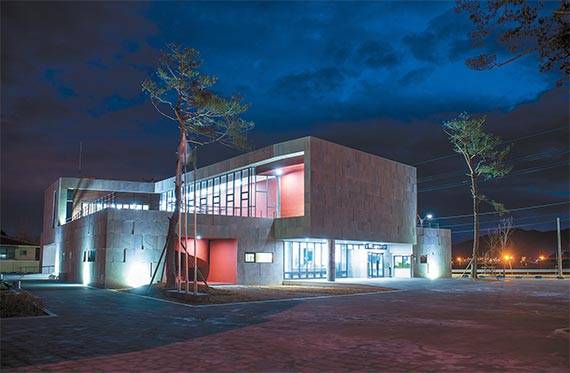 관공서 건물의 이미지를 벗은 풍기읍사무소. 사방에서 출입할 수 있게 입구가 여러 개다. [사진 황규백 작가]