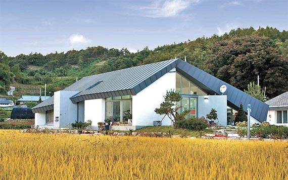 경북 영주시의 풍경이 바뀌고 있다. 건축가와 영주시가 합심해 10년째 공공건축물을 업그레이드한 결과다. 문수면 조제리에 지어진 조제 보건진료소의 모습. [사진 김재윤 작가]