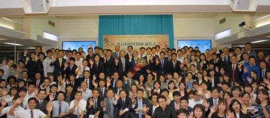 요한동경기독교회 사역자들이 홍석표 목사 취임예배를 마친 뒤 한 자리에 모였다.