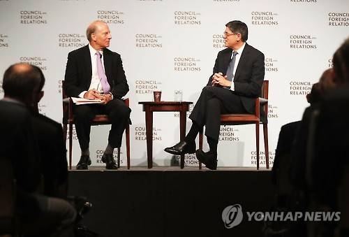 제이컵 루 미국 재무장관(오른쪽)과 대담하는 리처드 하스 미국외교협회 회장(왼쪽) [AFP=연합뉴스 자료사진]