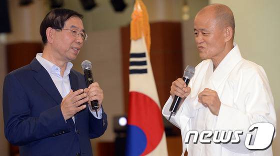 24일 서울 용산구 백범김구기념관에서 열린 박원순 서울시장 '카페트(카카오, 페이스북, 트위터) 200만명 돌파기념 친구모임'에서 박시장과 도올 김용옥 선생이 북토크를 하고 있다. 2016.9.24/뉴스1 © News1 김명섭 기자