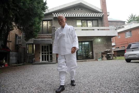 80세에 학문의 전성기를 이루기 위해 건강을 지키기 위해 노력한다는 도올. 좋아하는 커피도 줄였다./사진=주완중 기자