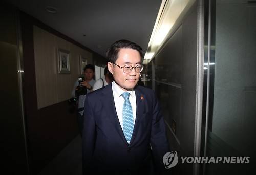 해임건의안 통과된 김재수 농림축산식품부 장관 (서울=연합뉴스) 임헌정 기자 = 국회에서 해임건의안이 통과된 김재수 농림축산식품부 장관이 24일 새벽 서울 여의도 농림축산식품부 서울사무소를 나서고 있다.
