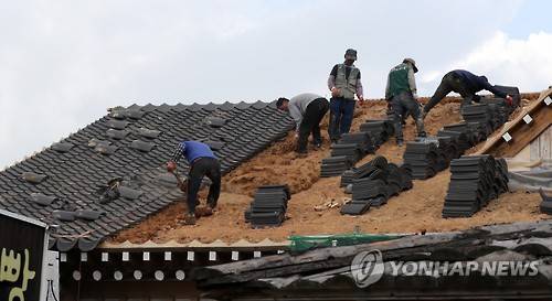 기와지붕 복구 [연합뉴스 자료 사진]