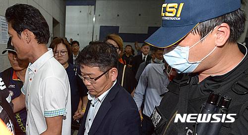 【서울=뉴시스】이영환 기자 = 25일 오후 서울 종로구 서울대학교병원 장례식장 안치실에서 검찰 관계자, 경찰과학수사대원들이 고 백남기 농민 검시를 마치고 이동하고 있다. 2016.09.25. 20hwan@newsis.com