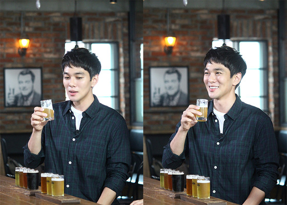 이규한이 맥주를 음미하고 있다. © News1star/ 가족액터스 제공