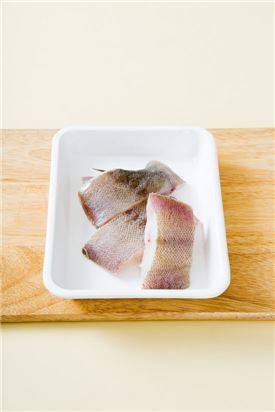 2. 가자미는 손질하여 한입 크기로 썬다. (tip 가자미는 토막내어 내장을 제거하고 가장자리의 지느러미도 가위로 제거한후 씻어 물기를 제거하고 사용한다. 가자미대신 우럭이나 광어등의 흰살생선으로 대신해도 좋다.)