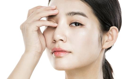 한쪽 눈을 가린 여성