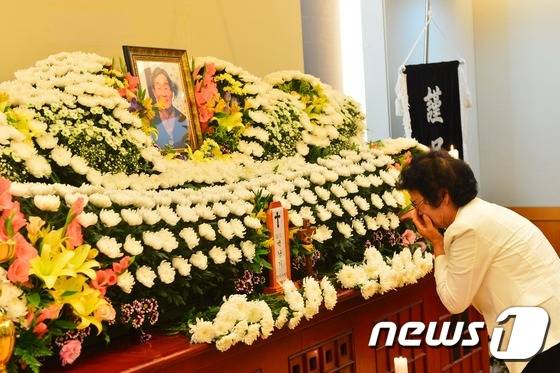 27일 서울 종로구 서울대병원 장례식장에 마련된 고(故) 백남기 농민의 빈소에 한 시민이 조문을 하며 오열하고 있다. (사진공동취재단) 2016.9.27/뉴스1 © News1 사진공동취재단