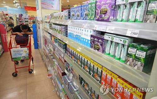 어떤 치약을 골라야 하나      (서울=연합뉴스) 황광모 기자 = 27일 오전 서울의 한 마트 매장에서 한 고객이 치약 코너에서 치약을 고르고 있다.