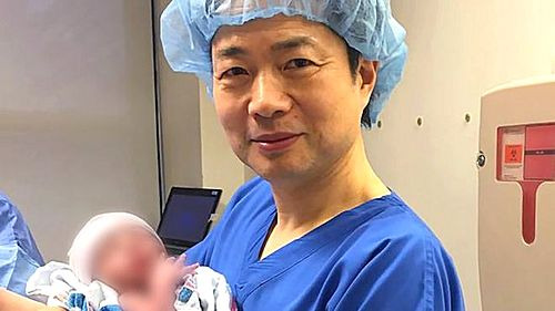 【서울=뉴시스】새희망출산센터의 존 장 박사가 부모 그리고 난자 제공자 등 3명의 유전자를 물려받은 아이를 안고 있다. (사진출처:새희망출산센터) 2016.09.26