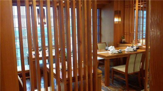 여의도 인근의 한 일식점도 지난해 하반기부터 매출이 급감하기 시작해 직원 중 일부를 내보냈다.