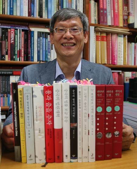조영남 서울대 국제대학원 교수가 28일 오전 자신의 연구실에서 <덩샤오핑 시대의 중국>(전 3권, 책 오른쪽)에 더해 이제껏 집필한 책을 함께 내보이면서 웃고 있다. 박종식 기자 anaki@hani.co.kr